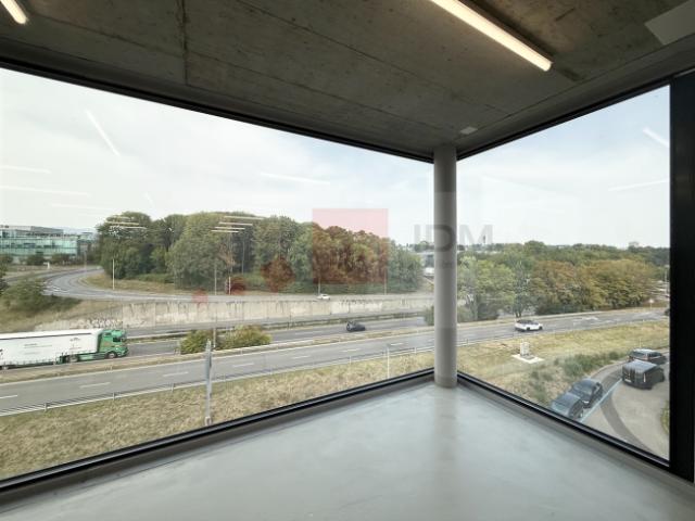 Ausstellungsfläche mit hervorragender Sichtbarkeit auf die Autobahn