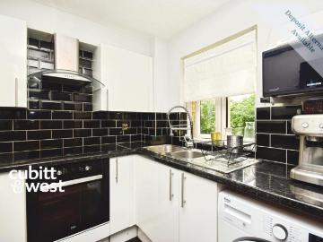 Autumn Drive Sutton SM2 2 bed apartment to rent £1,650 pcm £381 pw
