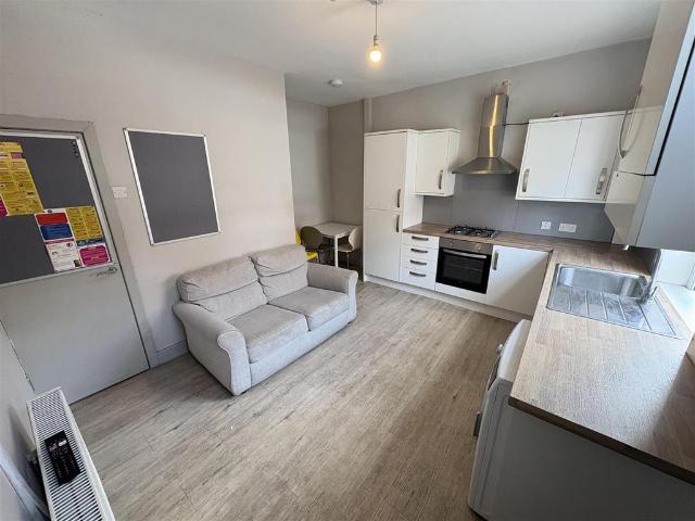 Autumn Street, Hyde Park, Leeds, LS6 1RH 1 bed in a house share to rent £477 pcm £110 pw