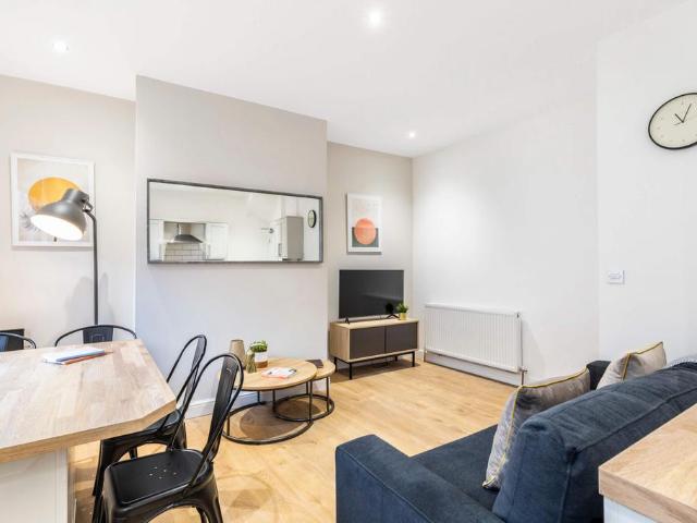 Autumn Terrace, Leeds LS6 4 bed house to rent £2,479 pcm £572 pw