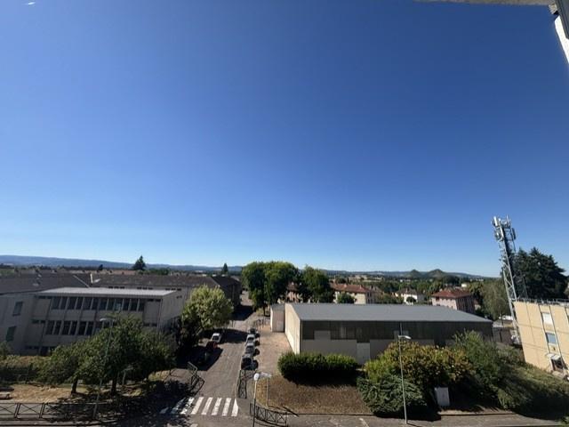 AUTUN, grand T2 rénové à louer avec parking privatif
