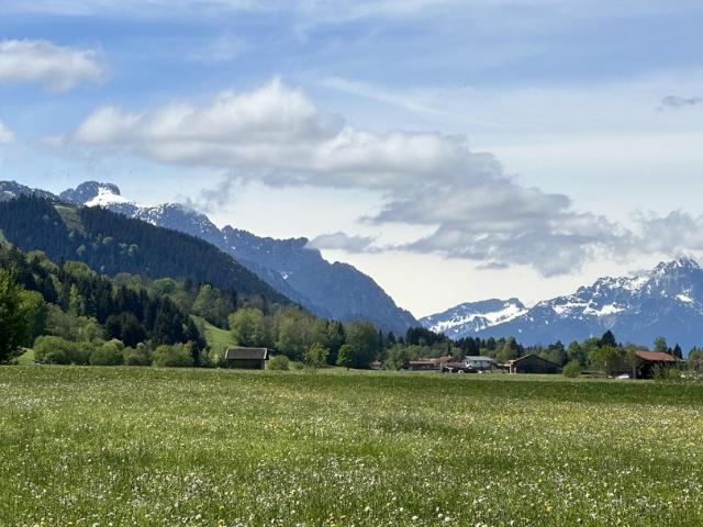 Besonderes Allgäu Chalet: Hygge Gefühl, 680 m² Südgrundstück & freier Alpenblick
