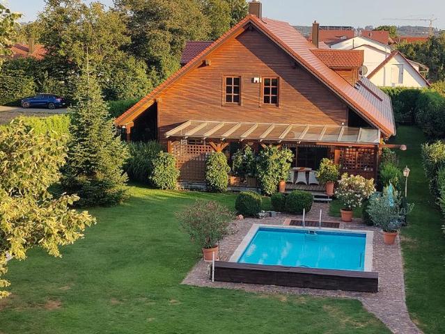 Autarkes Landhaus an den Donauauen – Pool, Brunnen, Privatsphäre
