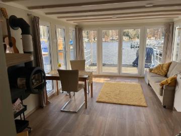 Autarkes neuwertiges Hausboot mit Liegeplatz in Berlin