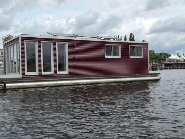 Autarkes neuwertiges Hausboot mit Liegeplatz in Berlin