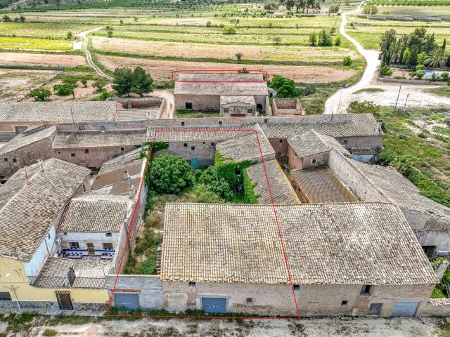 Auténtica Casa de Campo con Gran Potencial cerca de Pinoso E. 324m² Pinoso