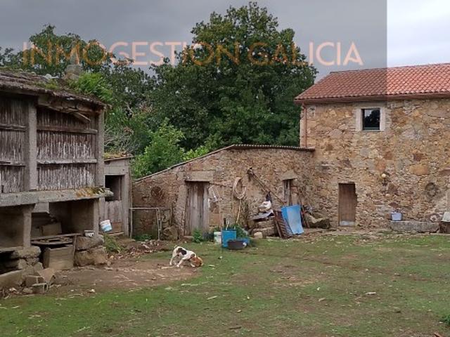 Auténtica casa de piedra gallega con gran parcela de 3.447 m²