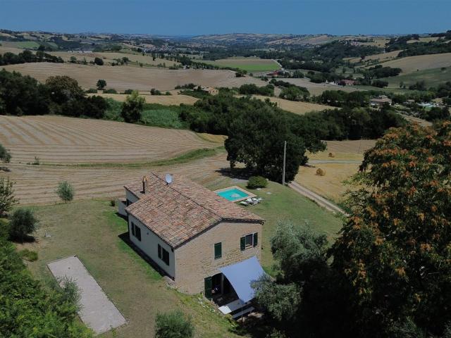 Autentica dimora marchigiana immersa nel verde 230m² Pergola