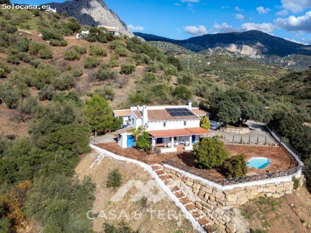 AUTÉNTICA FINCA ANDALUZA CON PISCINA, ENERGÍA SOLAR Y VISTAS ESPECTACULARES