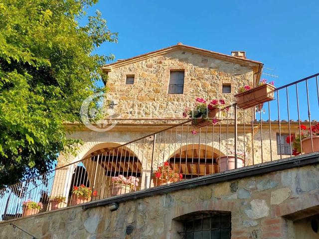 Autentica porzione di casale in pietra con vista sulla Val d. 250m² Seggiano