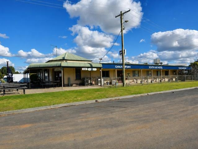Authentic Country Hotel with 3 GMEs South Hay Hotel