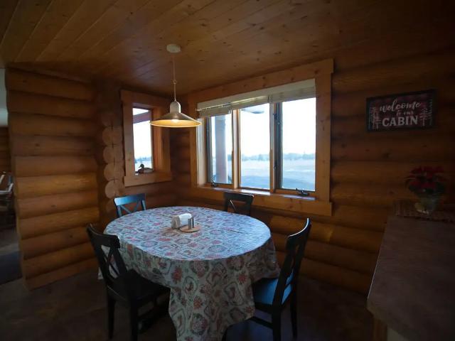 Authentic Log Cabin Beautiful Mountain View — 2 Bedrooms House