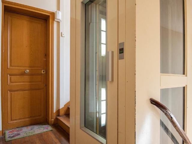Authentic Parisian Charm on the 2nd Floor 34m², Paris Amsterdam Apartments for Rent