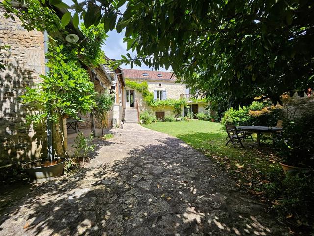 Authenticité, charme et potentiel à seulement 20 minutes de. 235m² Cubjac Auvézère Val d'Ans