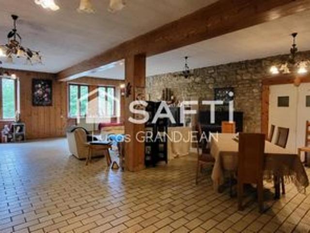 Authenticité et potentiel – Maison Familiale à vendre !