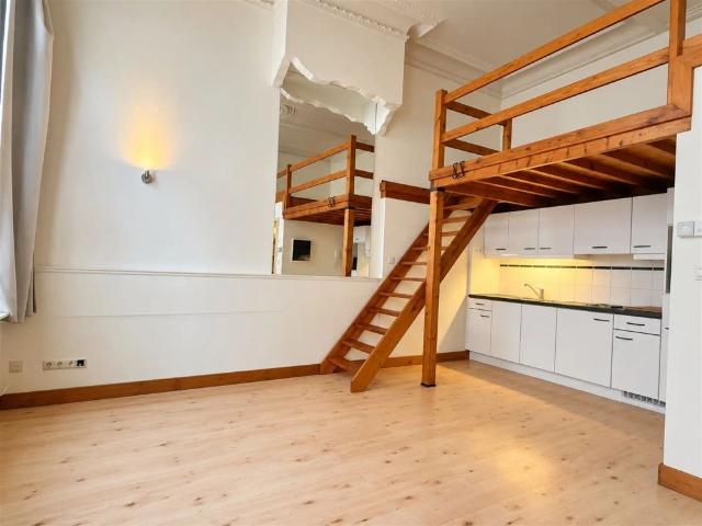 Authentiek gelijkvloers appartementje met slaapmezzanine vlakbij de universiteit!