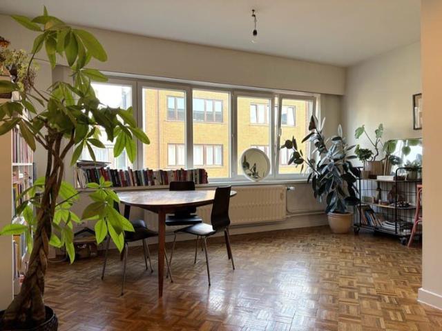 Authentiek 2 slaapkamer appartement nabij Sint Pietersstatio