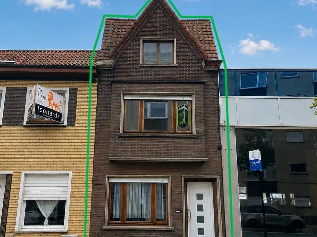 Authentieke burgerwoning met ruime garage en uitweg achteraan!