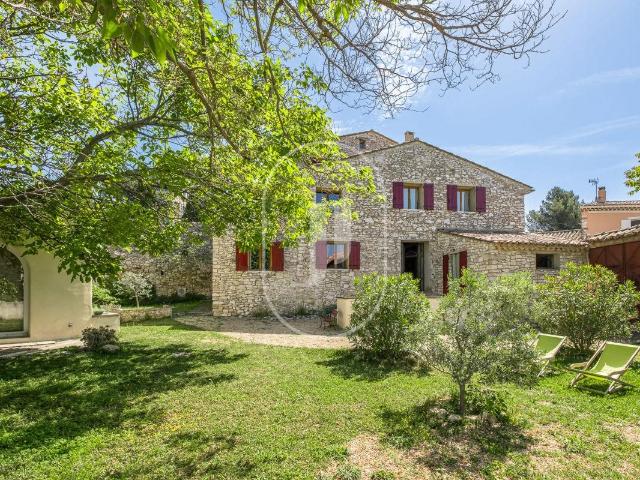 Authentique bastide en pierre à vendre au coeur du village d. 320m² Méthamis