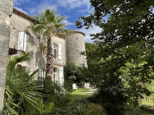 Authentique château du XIIIe siècle avec gîtes, grange et pi. 530m² Villeneuve sur Lot