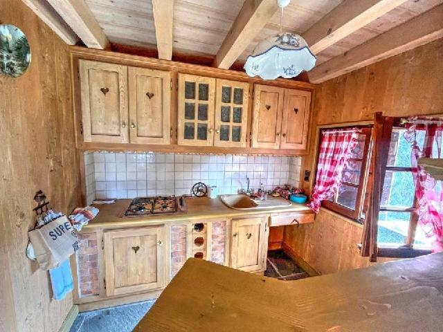Authentique Chalet de Montagne Autonome à Vendre  Montriond 65m² Montriond