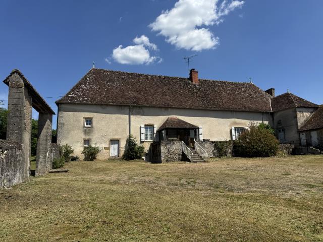 AUTHENTIQUE CORPS DE FERME AUX PORTES DU MORVAN