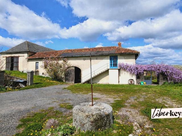 Authentique corps de ferme du Ségala avec cour intérieure –. 250m² Montirat