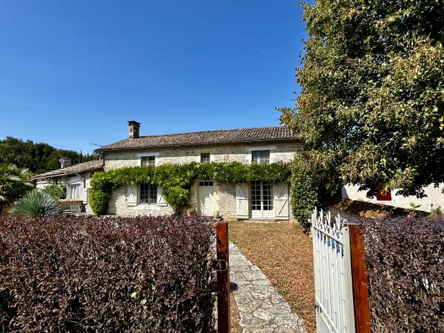 Authentique corps de ferme en pierre piscine et double garage 205m2
