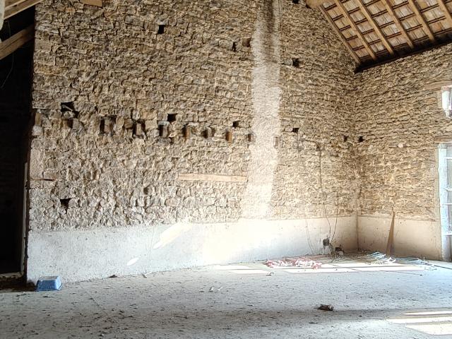 Authentique demeure en pierre avec dépendances et fort potentiel