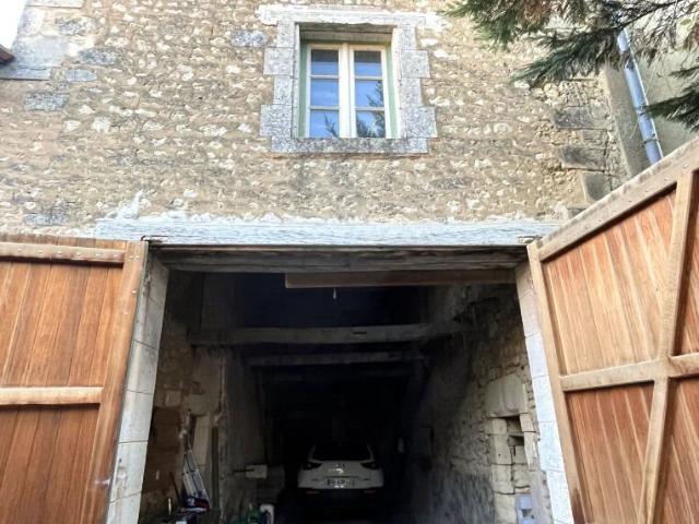 Authentique ferme en U à rénover, avec grand potentiel 93m² Blanzac Porcheresse