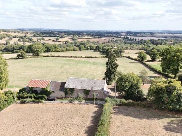 Authentique fermette à rénover totalement, avec 6ha50 de pra. 150m² Boussac