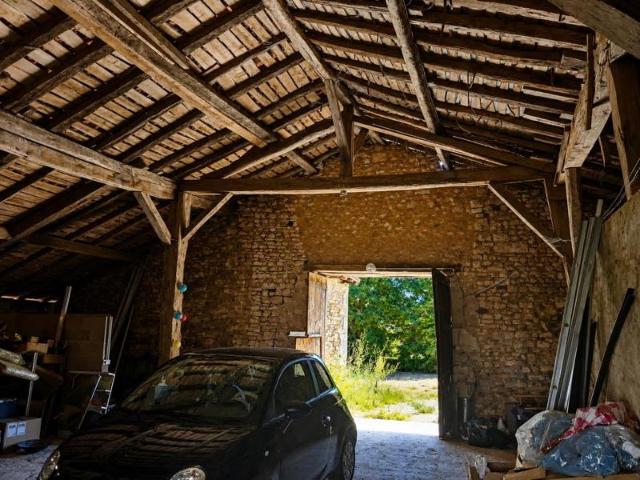 Authentique grange en pierre avec dépendance sur 2 000 m² de terrain – Grassac