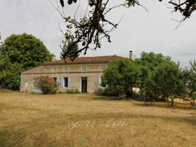 AUTHENTIQUE LONGERE CHARENTAISE AVEC DEPENDANCES, GRAND TERRAIN ET TERRAIN CONSTRUCTIBLE EN OPTION