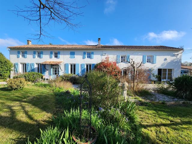 Authentique Longère Charentaise Rénovée avec Vue Panoramique. 262m² Cognac