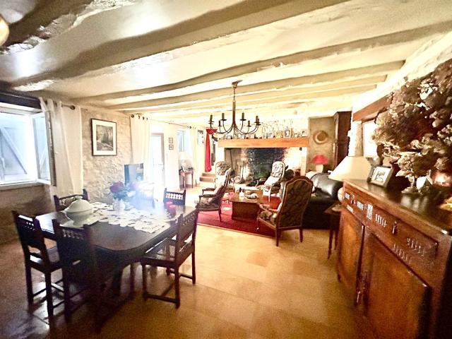 Authentique longère en pierre de 304 m2 avec dépendances, pi. 304m² Peyrillac et Millac