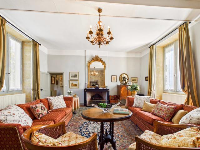 Authentique manoir du XVIIIe siècle offrant des hébergements. 350m² Issigeac