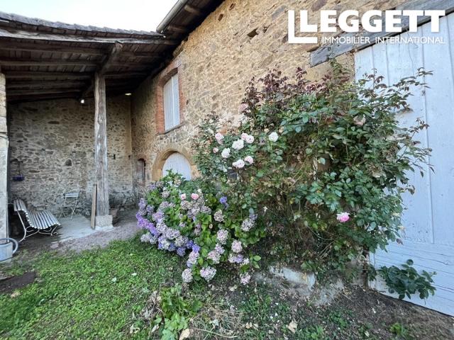 Authentique maison de caractère en pierre avec granges, jardin et beau potentiel au cœur d'un village
