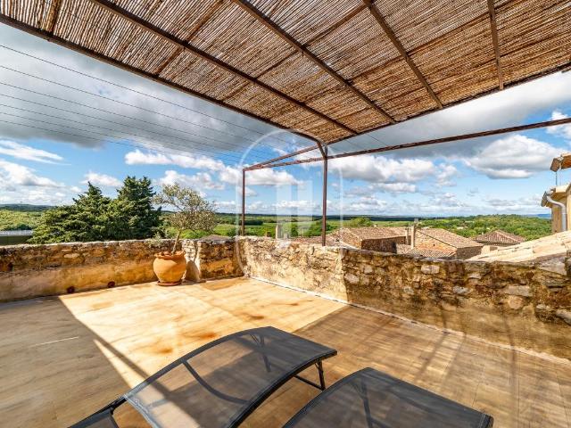 Authentique maison de village de caractère à vendre au cœur. 205m² Pougnadoresse