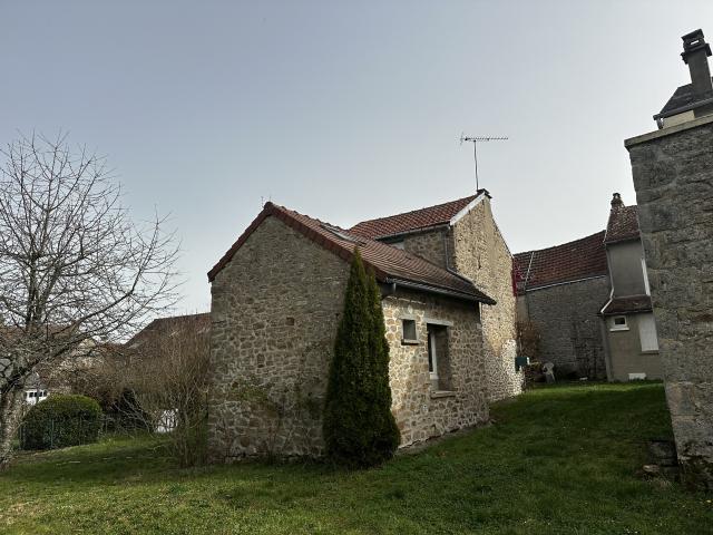 AUTHENTIQUE MAISON EN PIERRE AU CŒUR DE CROZANT