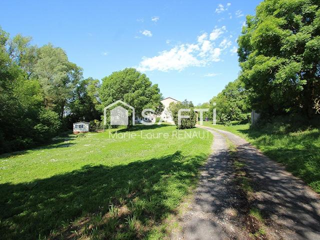 Authentique maison en pierre avec piscine, dépendances et mo. 214m² Saint Julien du Puy