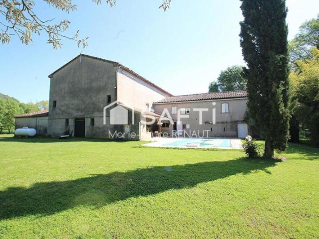 Authentique maison en pierre avec piscine, dépendances et mobile home