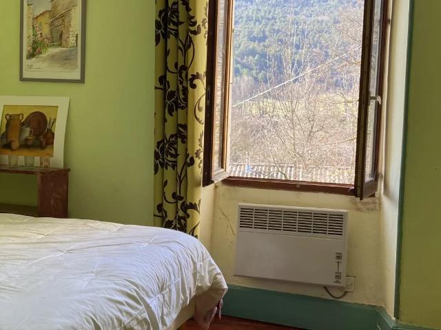 Authentique maison en pierre – Charme et potentiel au cœur du Di