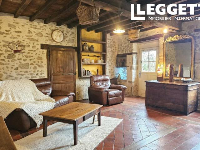 Authentique maison en pierre rénovée avec grange aménagée sur 2 455 m² de terrain