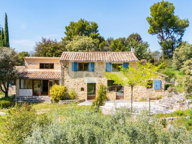 Authentique mas en pierre dans un écrin de nature préservée 175m² Le Barroux