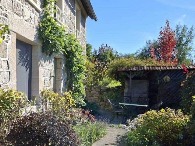 Superbe propriété en pierre rénovée avec deux habitations, jardin arboré et fort potentiel touristique