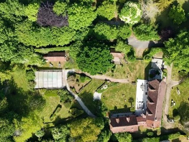 AUTHENTIQUE PROPRIÉTÉ NORMANDE DU XVIe ET XVIIe SIÈCLE DE 324 M² AU SOL – À VENDRE À CROUTTES – 1,23 HECTARE – VUE DÉGAGÉE – PISCINE COUVERTE – DÉPENDANCES