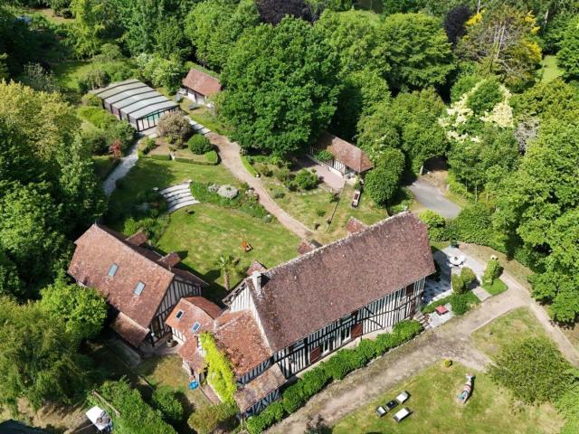 Authentique Propriété Normande Du XVIe Et XVIIe Siècle De 32. 270m² Crouttes