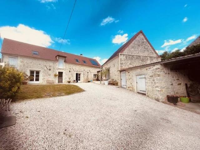 Authentique propriété rénovée avec charme à Trumilly, 310 m² habitables dont sept chambres