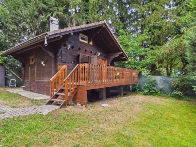 Authentischer Holzcharme, moderne Ausstattung und Terrasse am Grünen