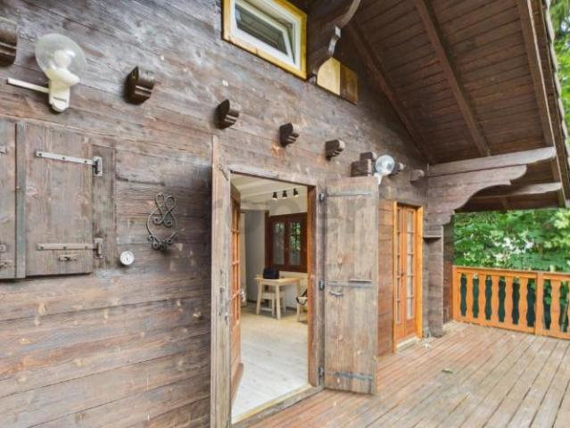 Authentischer Holzcharme, moderne Ausstattung und Terrasse am Waldrand